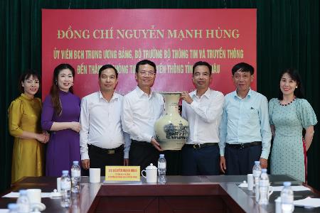 Bộ trưởng Bộ Thông tin và Truyền thông thăm, động viên công chức, viên chức, lao động Sở Thông tin và Truyền thông tỉnh Lai Châu